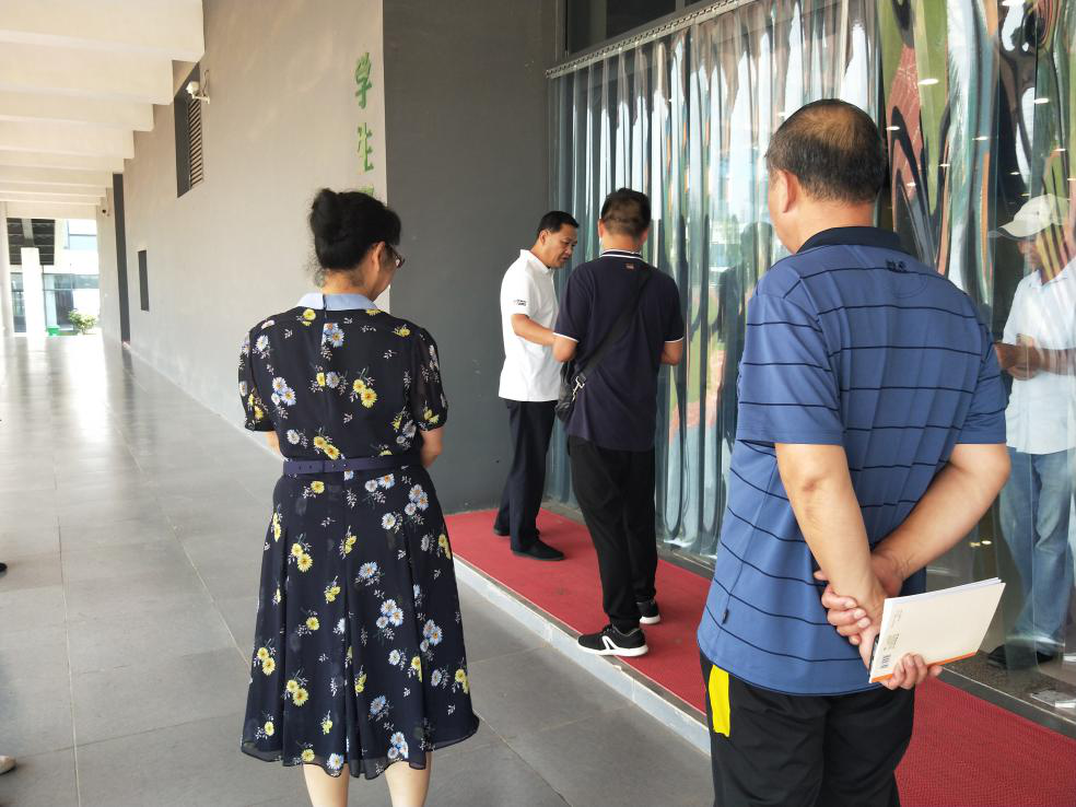 张爱平董事长视察高铁校区食堂并给出整改意见 张爱平董事长视察高铁校区食堂并给出整改意见