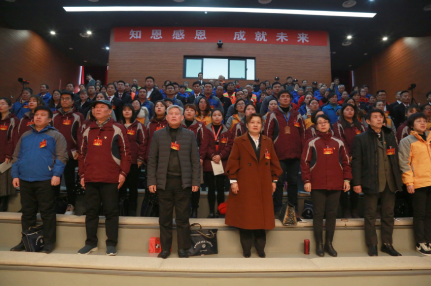 乐动网页版2019年度工作动员大会---舞蹈《花开树恩》